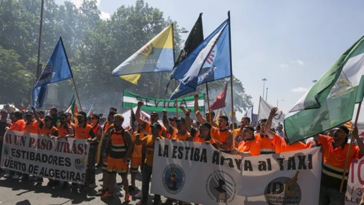 Un grupo de estibadores apoya al sector del taxi en la manifestación de este martes