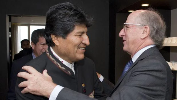 El presidente de Bolivia, Evo Morales (izda) con el presidente de Repsol, Antonio Brufau (dcha) en Bruselas
