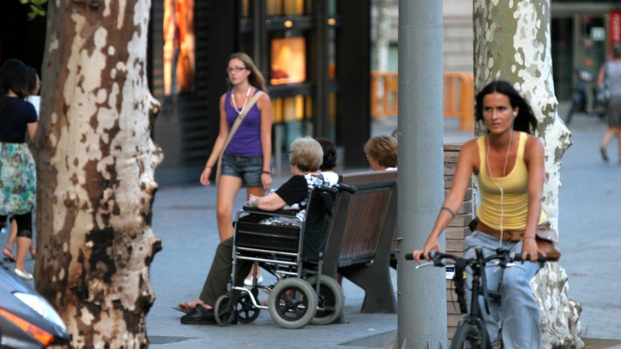 Una mújer en silla de ruedas por las calles de Barcelona