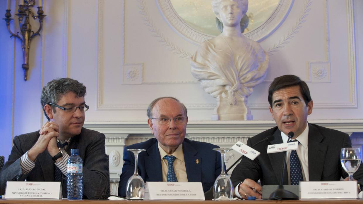 De izquierda a derecha Álvaro Nadal, ministro de Energía, Turismo y Agenda Digital; César Nombela Cano, rector de la Universidad Internacional Menéndez Pelayo y Carlos Torres Vila, consejero delegado de BBVA