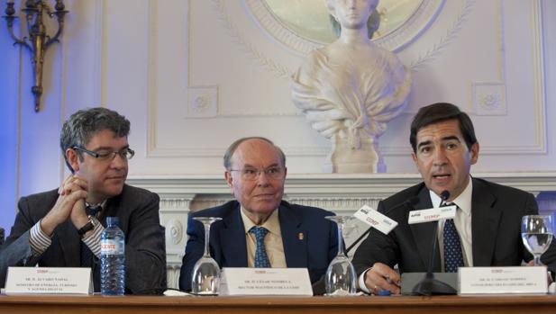 De izquierda a derecha Álvaro Nadal, ministro de Energía, Turismo y Agenda Digital; César Nombela Cano, rector de la Universidad Internacional Menéndez Pelayo y Carlos Torres Vila, consejero delegado de BBVA