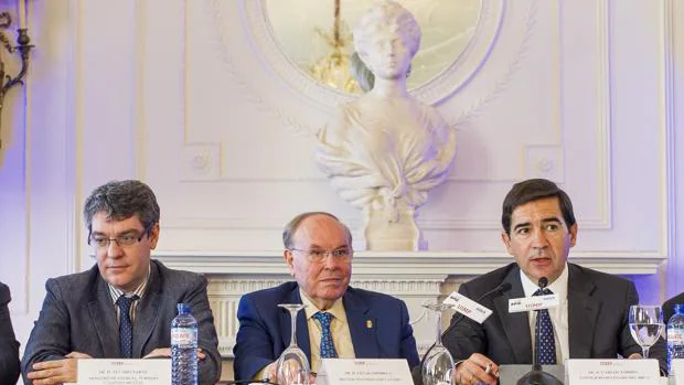 El ministro Álvaro Nadal; el rector de la UIMP, César Nombela, y el consejero delegado de BBVA, Carlos Torres