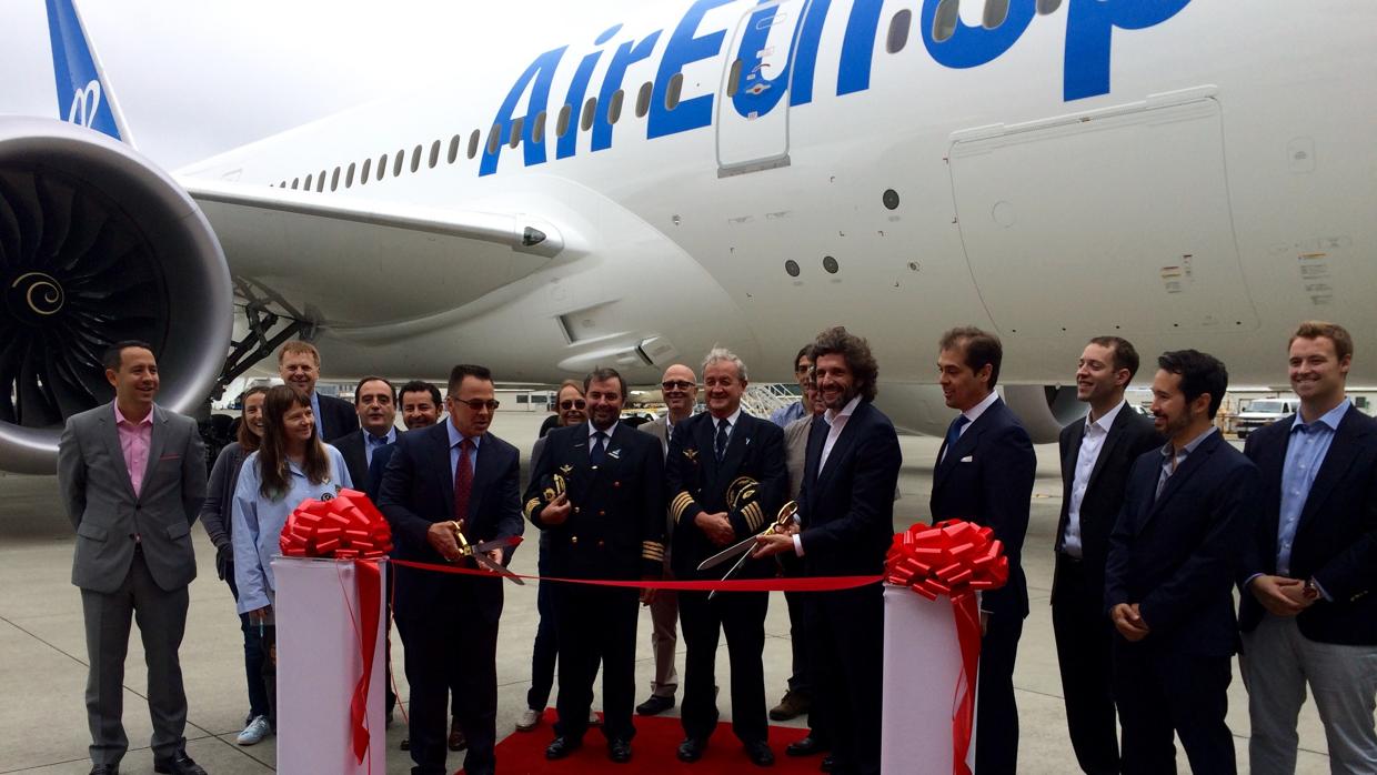 El director general de Globalia, Pedro Serrahima, junto a directivos de Boeing y la delegación de Globalia desplazada a Seattle para recibir el nuevo Dreamliner