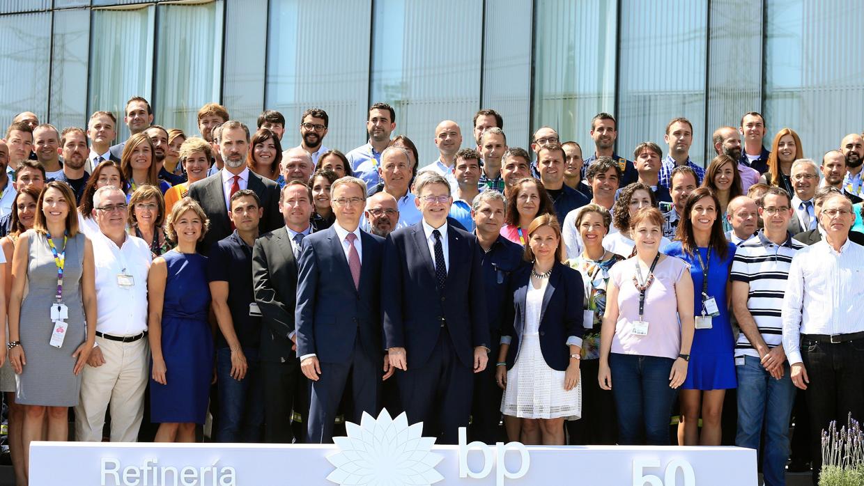 El Rey, entre los trabajadores de la refinería y la ministra Isabel García Tejerina, el presidente de la Generalitat Valenciana, Ximo Puig; el presidente de BP España, Luis Aires; y la alcaldesa de Castellón, Amparo Marco