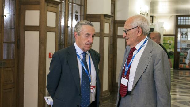 El presidente de la CNMC, José María Marín Quemada (i), conversa con el exdirector del Banco de España