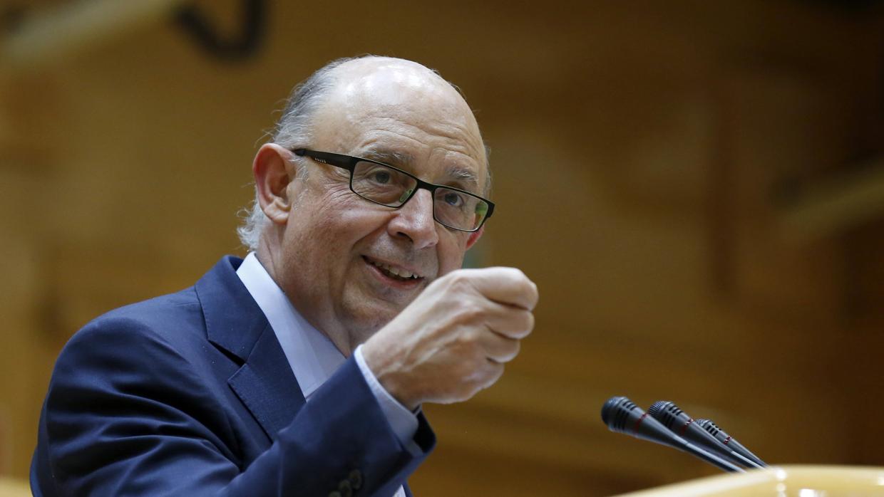 El ministro de Hacienda, Cristóbal Montoro, en el Pleno del Senado