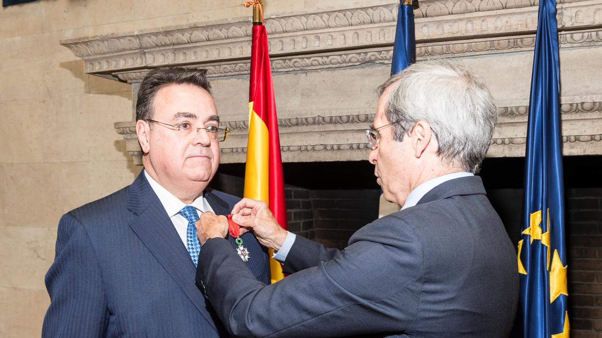 Llardén recibe la condecoración de manos del embajador de Francia en España, Yves Saint-Geours