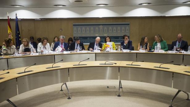 Montoro abre la puerta a bajadas selectivas en el Impuesto de la Renta el próximo año