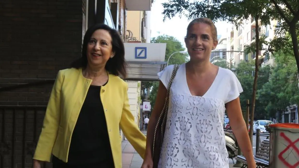 La portavoz del PSOE en el Congreso de los Diputados, Margarita Robles (izquierda)