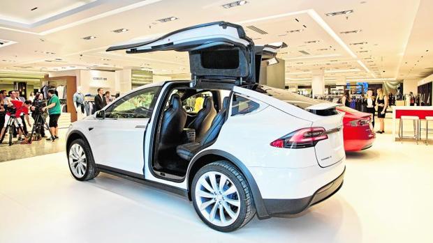 El Corte Inglés se enchufa a los coches eléctricos de Tesla