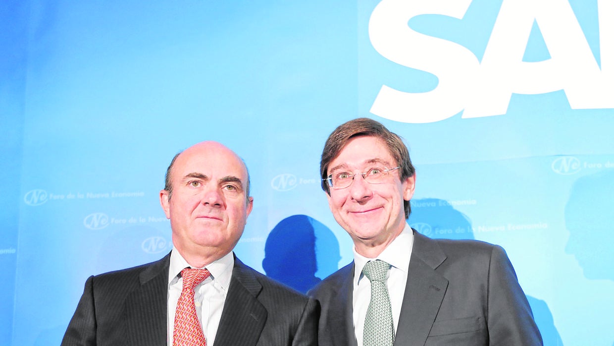 El ministro Luis de Guindos, con el presidente de Bankia, José Ignacio Goirigolzarri