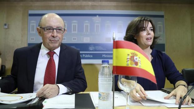 El ministro de Hacienda, Cristóbal Montoro, y la vicepresidenta del Gobierno, Soraya Sáenz de Santamaría