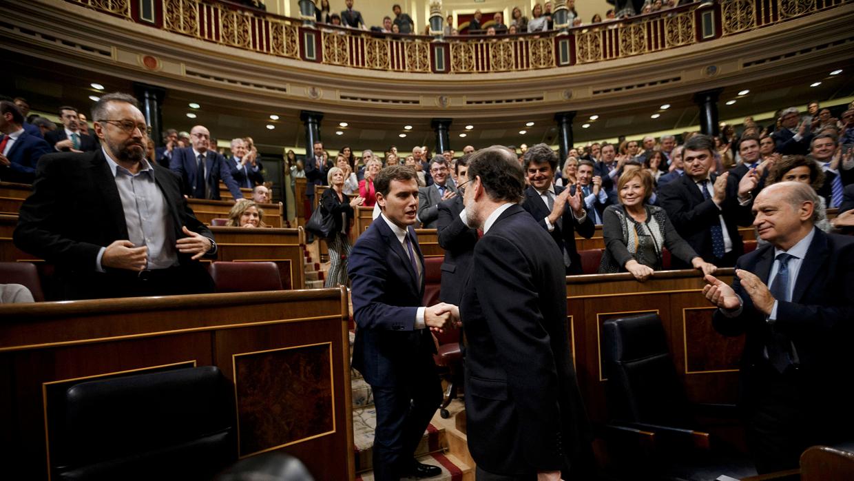 Rivera felicita a Rajoy tras su reelección como presidente del Gobierno