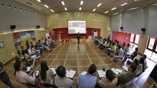 Uno de los ponentes se dirige a los finalistas en la sede de la Fundación Cruzcampo