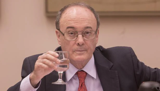 El gobernador del Banco de España, Luis Linde, en el Congreso