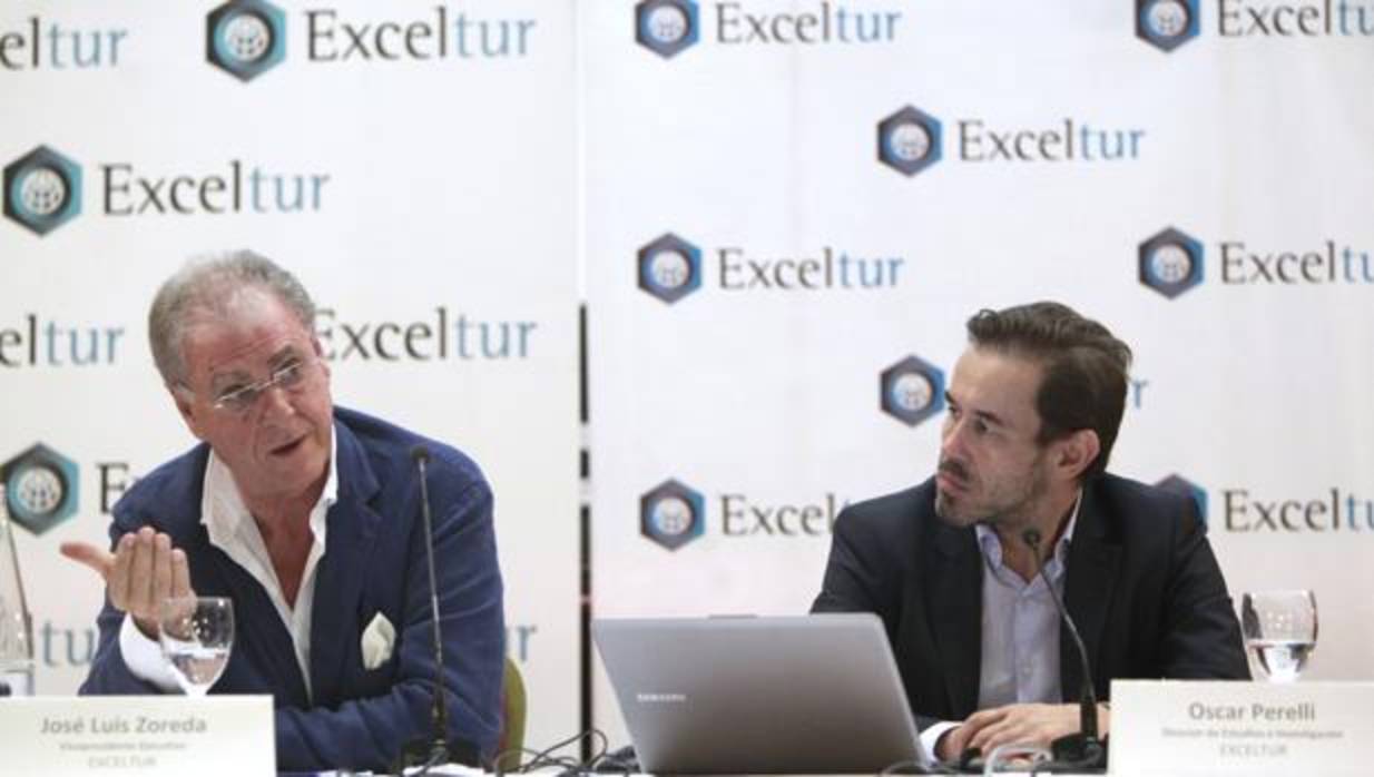 El vicepresidente de la Alianza para la Excelencia Turística, Exceltur, José Luis Zoreda (i), y el director de Estudios e Investigación, Óscar Perelli (d), durante la rueda de prensa de presentación del informe del segundo trimestre del sector turístico español,