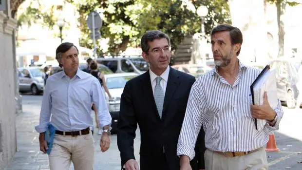 Dos de los hijos de Ruiz-Mateos y asu abogado a su llegada a la Audiencia Provincial de Baleares