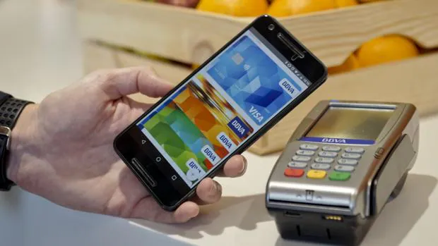 Para realizar un pago, el cliente tiene acercar el móvil al TPV con la pantalla encendida