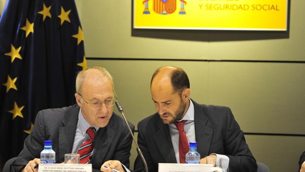 El secretario de Estado de Empleo, Juan Pablo Riesgo, a la derecha, durante la conferencia celebrada hoy