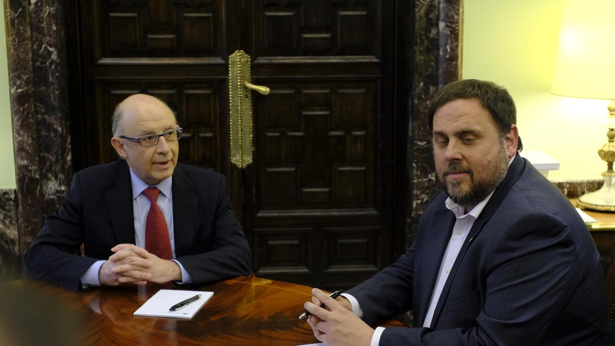 El ministro de Hacienda, Cristóbal Montoro, junto al vicepresidente de la Generalitat, Oriol Junqueras