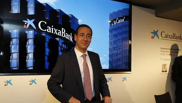 El consejero delegado de CaixaBank, Gonzalo Gortázar (i),
