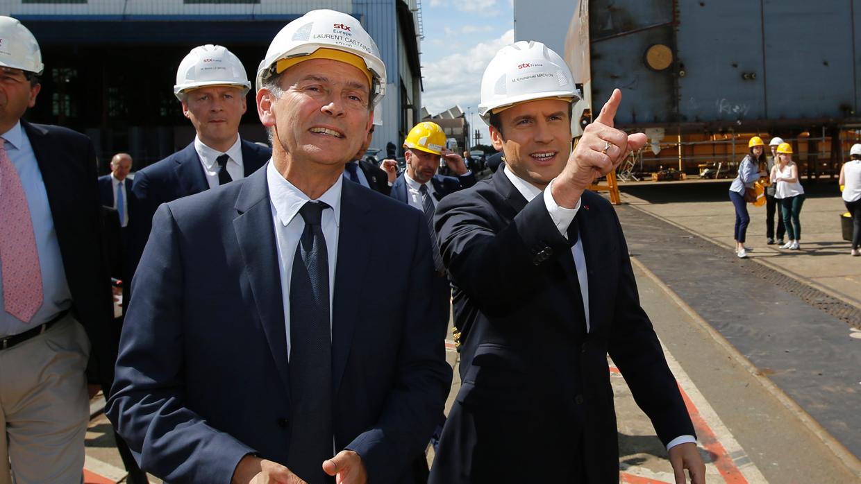 Emmanuel Macron, a la derecha, durante la visita realizada a los astilleros de STX en Saint-Nazaire