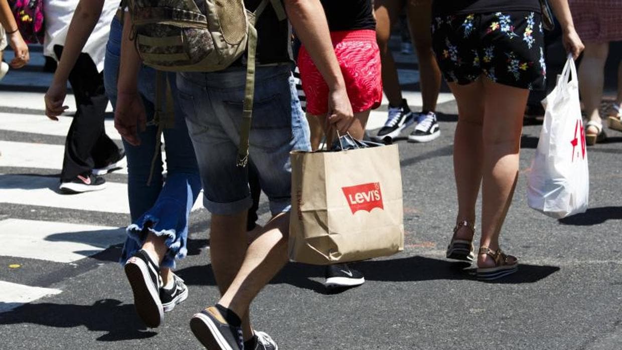 Personas caminan con las bolsas de sus compras en Nueva York