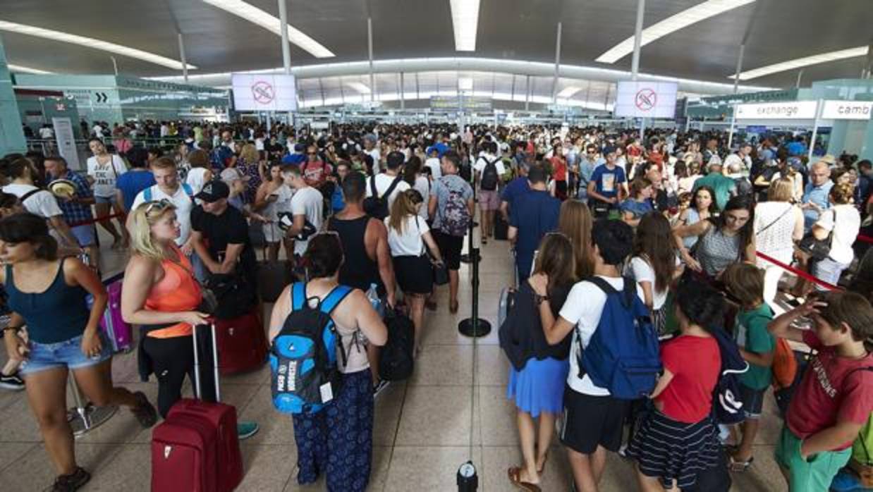 Las lasrgas colas en El Prat son una constante estos días