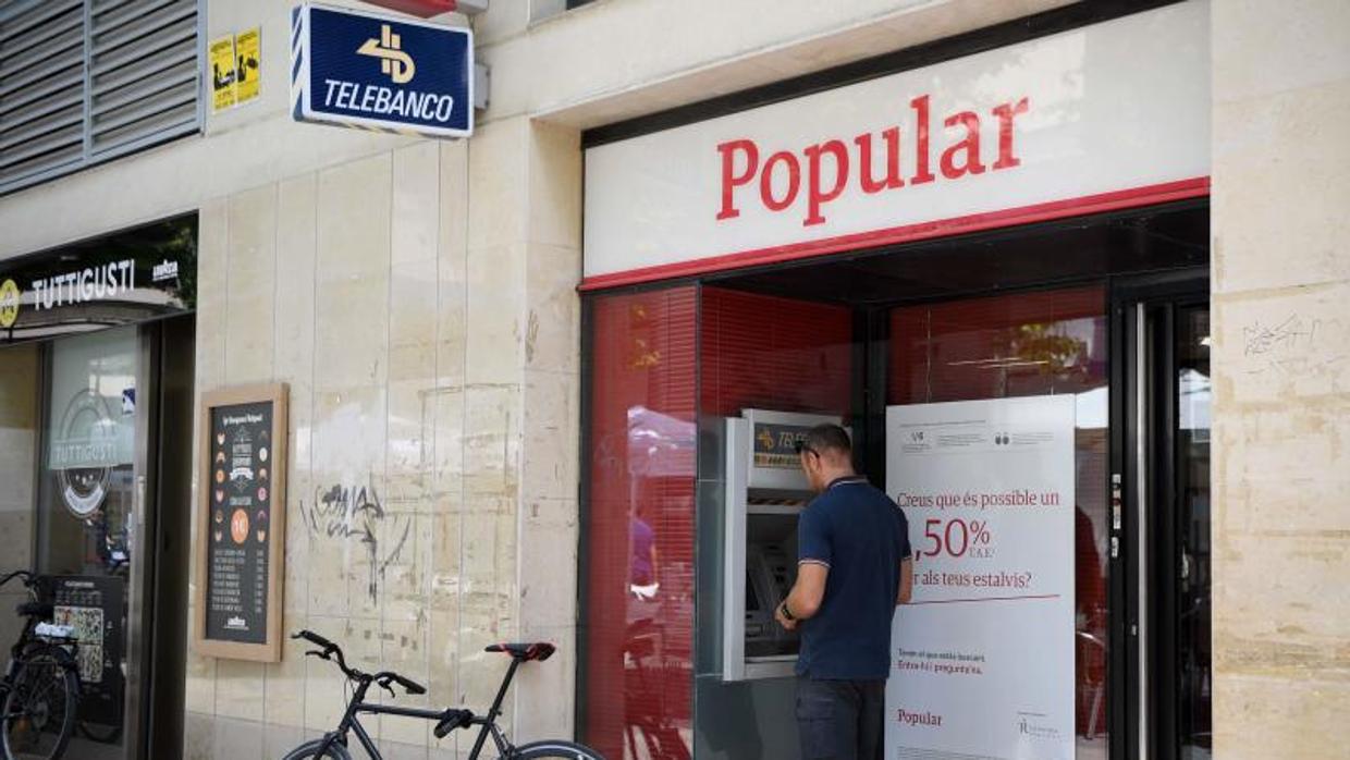 Cajero del Banco Popular en una localidad cercana a Barcelona
