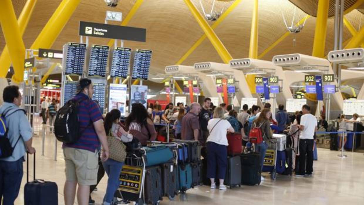 Colas en el aerpuerto de Barajas durante el mes de julio