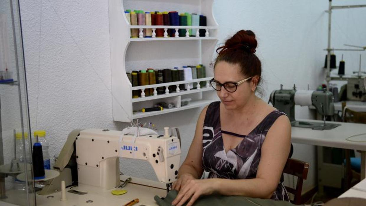 En la imagen la propietaria de un taller de costura en calle Leon, Madrid