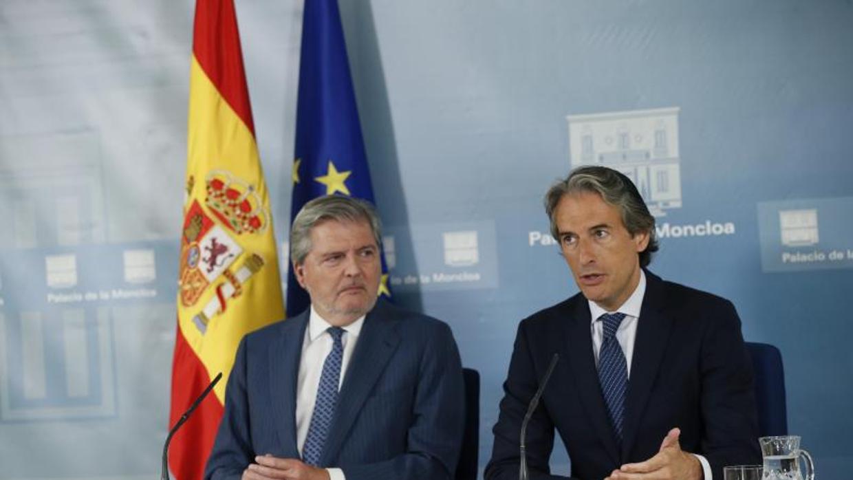 Los ministros de Educación, Iñigo Méndez de Vigo y de Fomento, Iñigo de la Serna, en la rueda de prensa tras la reunión extraordinaria del Consejo de Ministros, para analizar la situación en el aeropuerto de El Prat