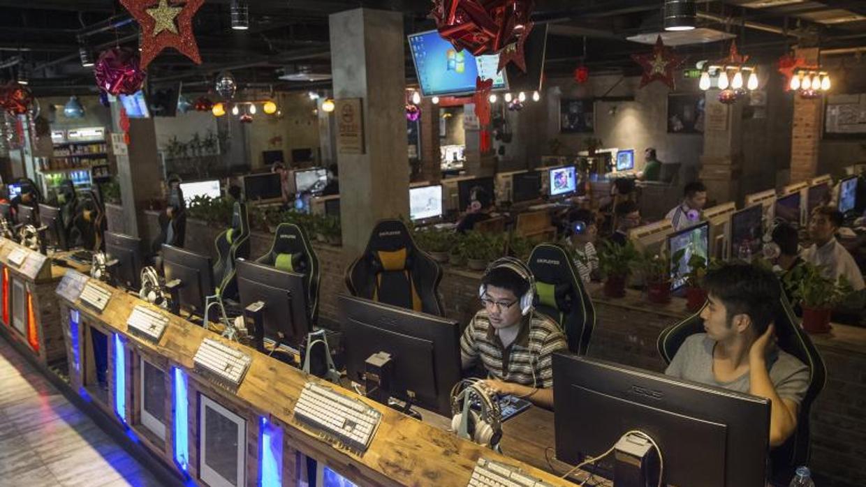 Usuarios de un cibercafé en Pekín