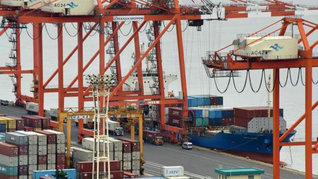 El superávit comercial de la eurozona cae un 8% en junio