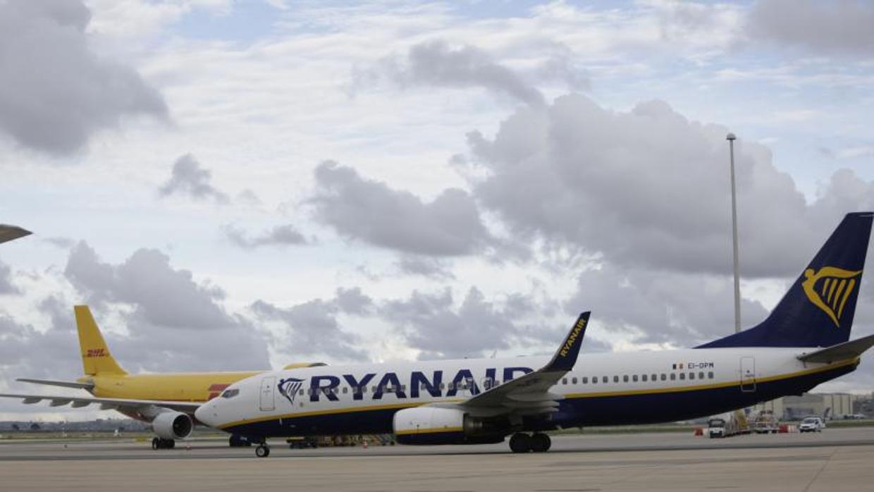 Avioón de Ryanair en el aeropuerto de Sevilla
