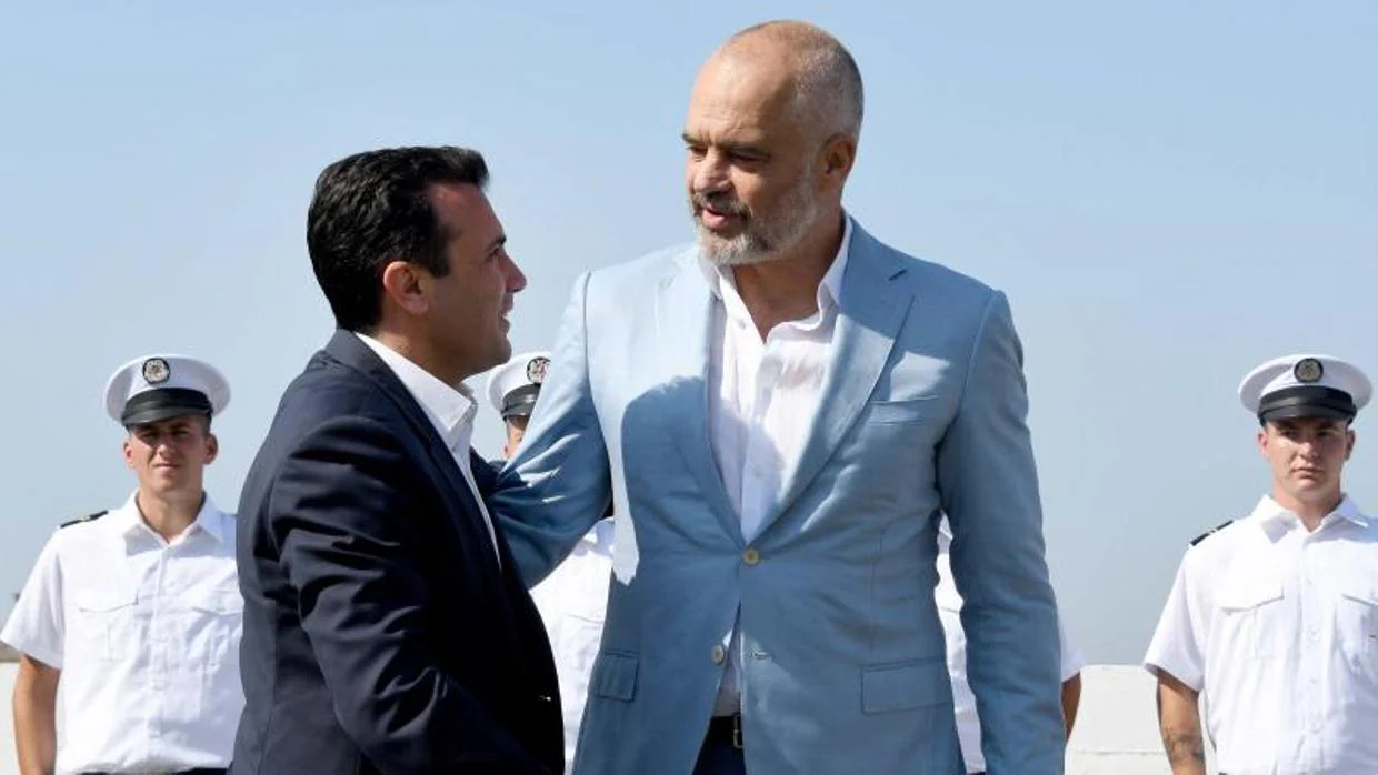 El primer ministro de Albania, Edi Rama, dando la bienvenida al primer ministro de Macedonia