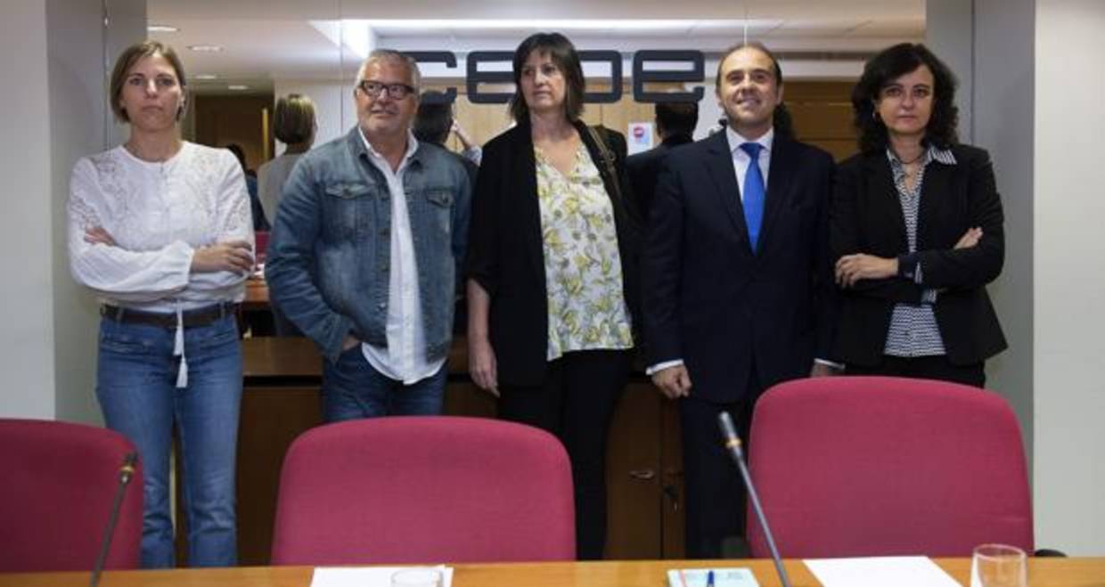 De izquierda a derecha, Pino, Araque y González, por parte de UGT y de CC.OO., y García Viña y Díaz por CEOE y Cepyme