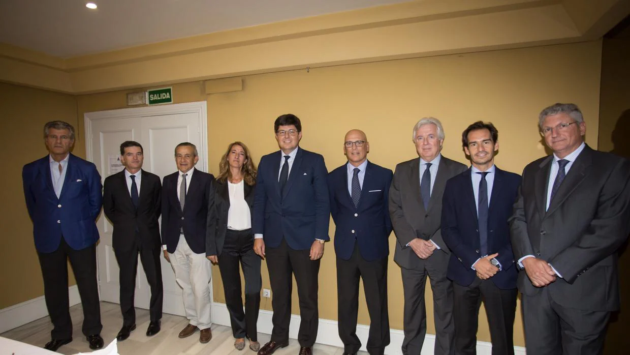 Fernández-Montes, en el centro, con otros miembros andaluces del Instituto de Analistas Financieros