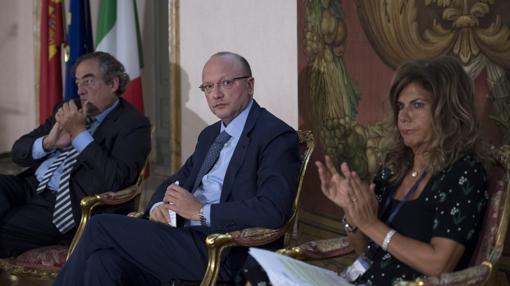 El presidente de la CEOE, Juan Rosell (i), el presidente de la Confederación General de la Industria Italiana (Confindustria), Vincenzo Boccia (c) y la presidenta de la patronal europea BusinessEurope, Emma Marcegaglia (d), asisten al 15 Foro de diálogo Italia-España en Roma