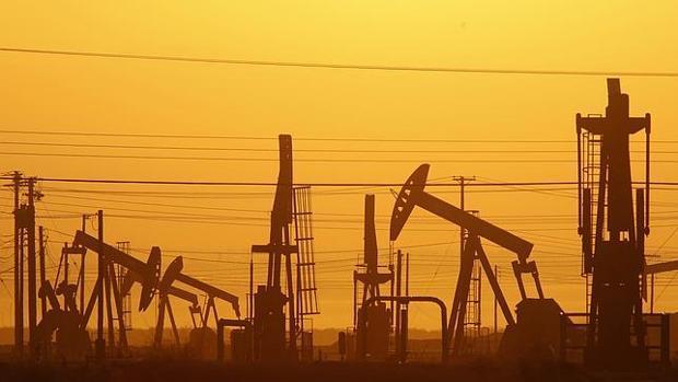 El petróleo Brent baja un 2,47% y cierra en 55,52 dólares
