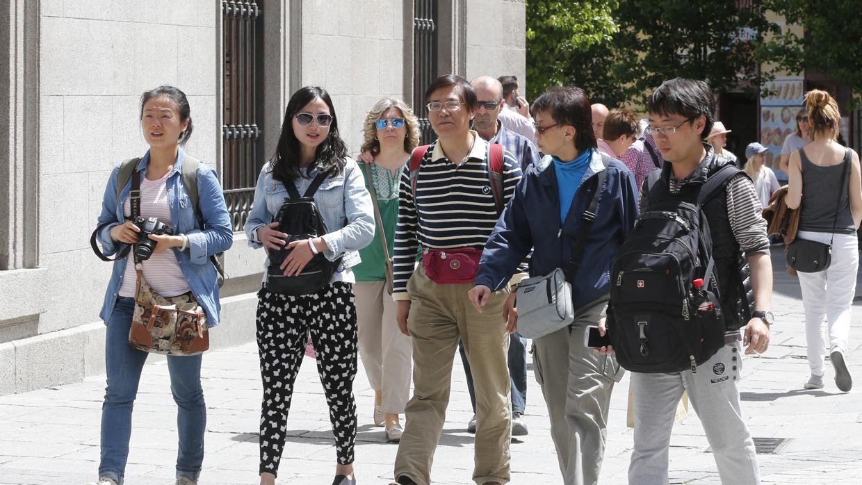 Turistas chinos pasean por el centro de Madrid