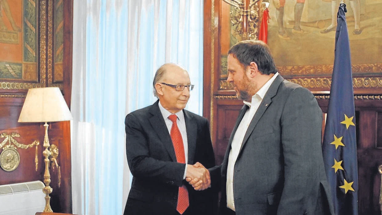 Cristóbal Montoro junto a Oriol Junqueras, responsable de Economía y Hacienda en Cataluña