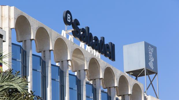 Moody's considera positivo el cambio de domicilio de CaixaBank y Sabadell