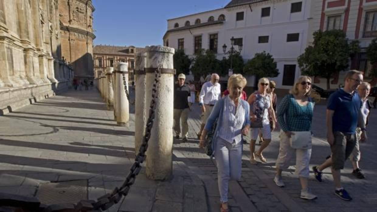 Un grupo de turistas visitan Sevilla