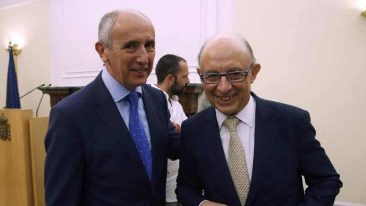 El ministro de Hacienda, Cristóbal Montoro (d) y el portavoz del Gobierno Vasco, Josu Erkoreka