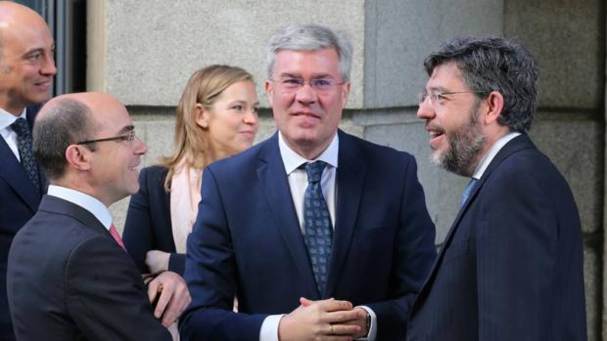 El secretario de Estado, José Enrique Fernández de Moya, en el centro junto a su homólogo de Presupuestos, Alberto Nadal