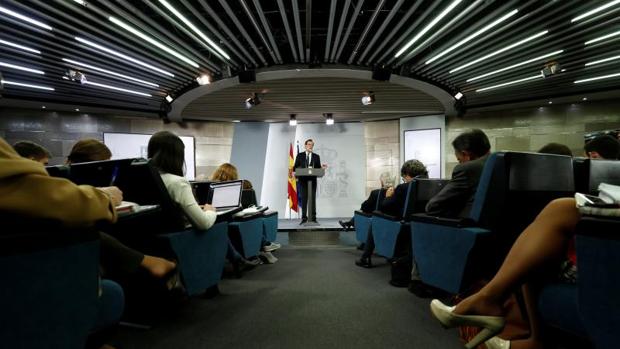 Rajoy pide «que no se vayan más empresas ni depósitos» de Cataluña