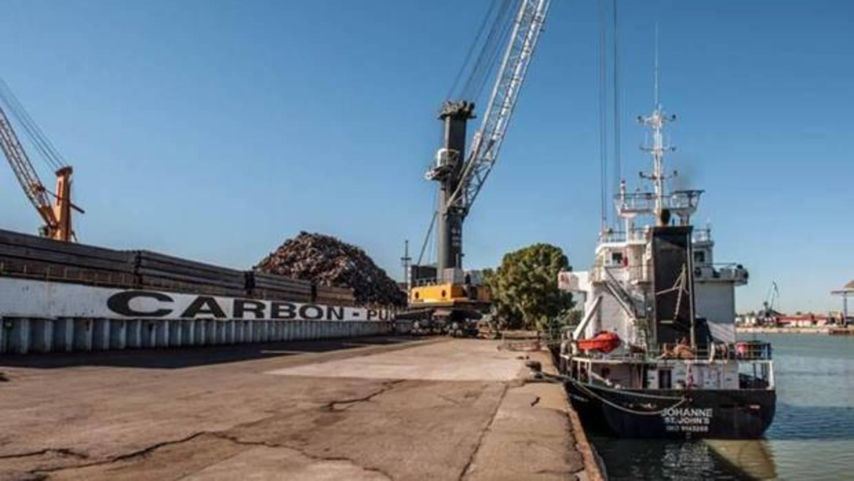 Instalaciones y una de las grúas de Carbón Puerto