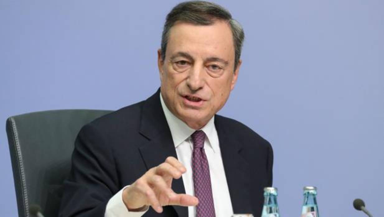 Draghi ofrece una rueda de prensa este jueves para explicar la reducción del programa de estímulos del BCE