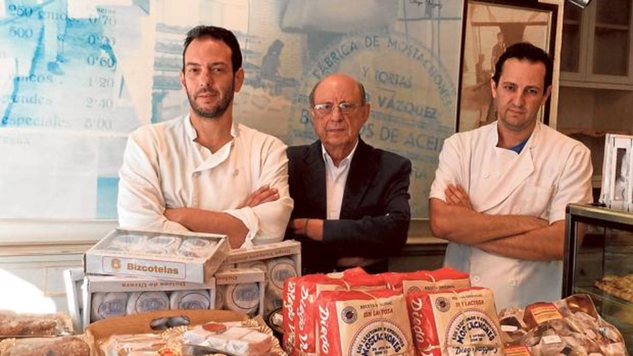 Diego Vázquez, flanqueado por sus hijos José Diego y Diego José, en la tienda de Utrera